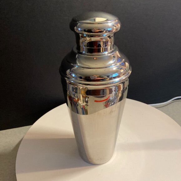 18/10 Stainless Steel Cocktail Shaker – Sleek & Durable Barware - Picture 1 of 8